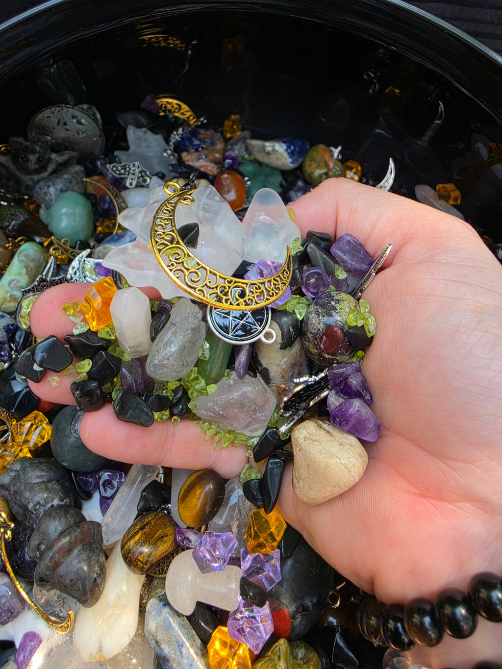 🔮 Spooky Scoops – Mystery Crystal Mix 🖤✨