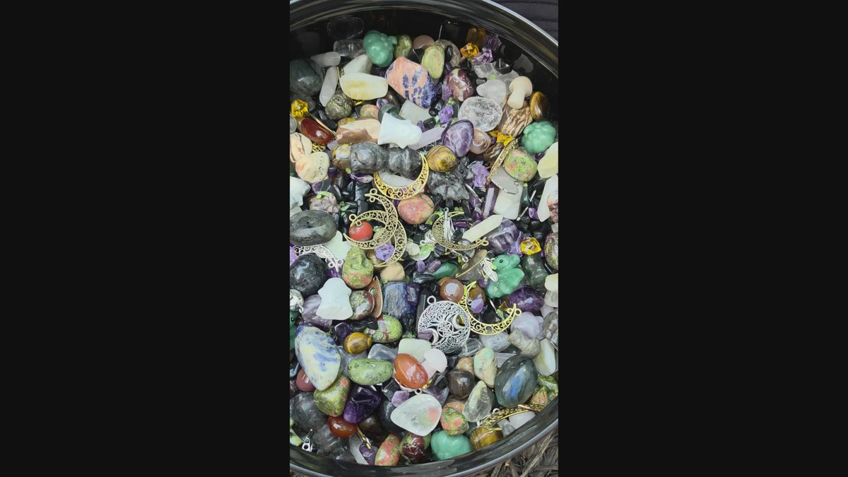 🔮 Spooky Scoops – Mystery Crystal Mix 🖤✨